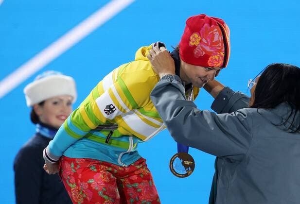 OLYMPIA - Olympische Spiele 2014 SOTSCHI,RUSSLAND,12.FEB.14 - DIVERS, OLYMPIA, SKI NORDISCH, SKISPRINGEN - Olympische Winterspiele Sotschi 2014, Normalschanze, Damen, Siegerehrung, Medaillenvergabe am Medal Plaza. Bild zeigt Carina Vogt (GER). Keyword: Medaille. 