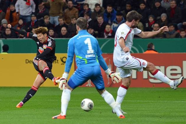 Bayer 04 Leverkusen vs. 1. FC Kaiserslautern --- Fussball --- DFB-Pokal --- 12.02.2014 Zweikampf, von links: Heung-Min Son (Leverkusen), Tobias Sippel (Kaiserslautern), Florian Dick (Kaiserslautern), Torschuss, Freisteller, Aktion
