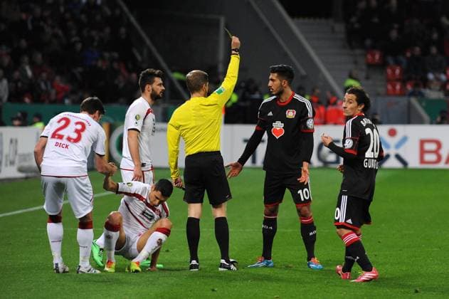 Emre Can ( rechts Bayer 04 Leverkusen ) bekommt nach einem Foul an Karim Matmour ( links 1 FC Kaiserslautern ) von Schiedsrichter Tobias Welz ( mitte Action Aktion ) die gelbe Karte gezeigt. 12.02.2014 --- Fussball --- DFB Pokal --- Bayer 04 Leverkusen vs 1 FC Kaiserslautern EP_ttl