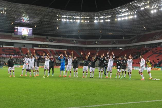 Die Mannschaft feierd den Sieg, Emotion, Freude, Glueck, Positiv Bayer 04 Leverkusen vs 1. FC Kaiserslautern --- Fussball --- DFB - Pokal Viertelfinale --- 12.02.2014, EP_JSE