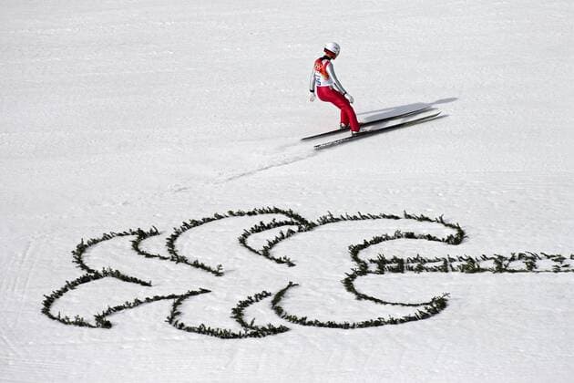 Nordische Kombination Einzelwertung nordic combined individual HIER Eric Frenzel ( Deutschland GER ) ist nach seinem Sprung von der Schanze sicher neben einer Palme gelandet