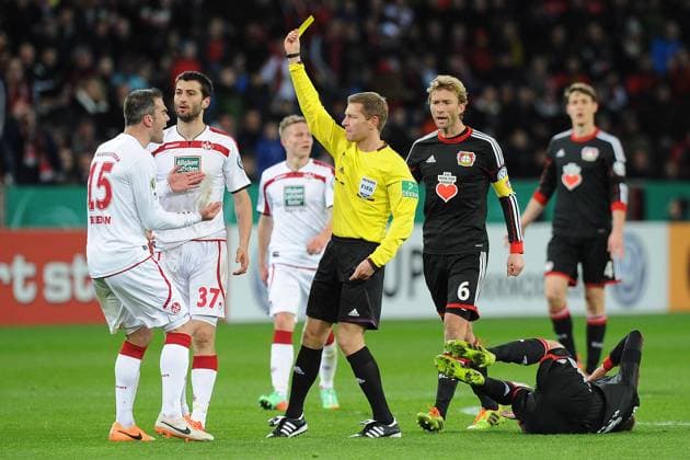 Fußball DFB-Pokal Viertelfinale Bayer Leverkusen - 1. FC Kaiserslautern am 12.02.2014 in der BayArena in Leverkusen Schiedsrichter Tobias Welz, mitte - zeigt Marc Torrejon ( Kaiserslautern ), links die gelbe Kate