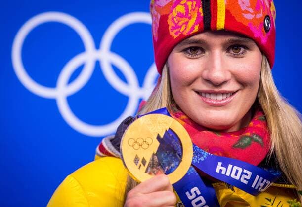 Sotschi, 12.02.2014, Olympiapark Sotschi, Medaillen-Übergabe im Bild: Gold für Natalie Geisenberger (Deutschland), Rodeln, Einzel der Frauen