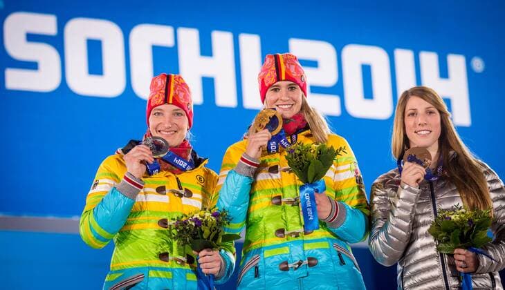 Sotschi, 12.02.2014, Olympiapark Sotschi, Medaillen-Übergabe im Bild: Silber für Tatjana Hüfner (Deutschland), Gold für Natalie Geisenberger (Deutschland) und Erin Hamlin (USA), Rodeln, Einzel der Frauen