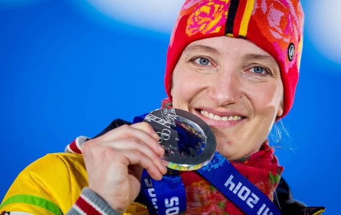 Sotschi, 12.02.2014, Olympiapark Sotschi, Medaillen-Übergabe im Bild: Silber für Tatjana Hüfner (Deutschland), Rodeln, Einzel der Frauen