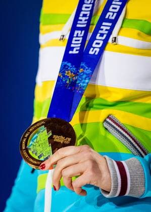 Sotschi, 12.02.2014, Olympiapark Sotschi, Medaillen-Übergabe im Bild: Gold für Carina Vogt (Deutschland) im Skispringen der Frauen von der Normalschanze