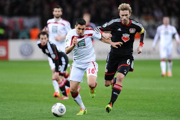 Fußball DFB-Pokal Viertelfinale: Bayer Leverkusen - 1. FC Kaiserslautern am 12.02.2014 in der BayArena in Leverkusen Karim Matmour ( Kaiserslautern ), links - Simon Rolfes ( Leverkusen ), rechts