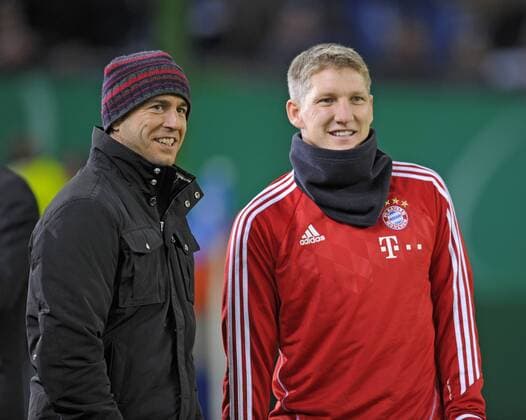 12.02.2014, Fussball DFB-Pokal 2013 2014, Viertelfinale, Hamburger SV - FC Bayern München, in der IMTECH-Arena Hamburg. Tv-Experte Mehmet Scholl und Bastian Schweinsteiger (München) begrüßen sich herzlich. 