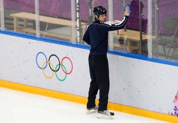 OLYMPIA - Olympische Spiele 2014, FIN vs AUT SOTSCHI,RUSSLAND,13.FEB.14 - DIVERS, OLYMPIA, EISHOCKEY - Olympische Winterspiele Sotschi 2014, Länderspiel der Herren, Finnland vs Österreich. Bild zeigt einen Helfer. 