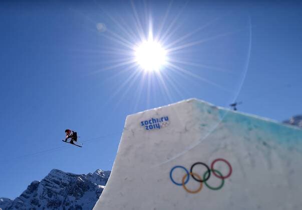 (140213) -- SOCHI, Feb. 13, 2014 (Xinhua) -- James Woods of Great Britain competes during the men s ski slopestyle final of Freestyle Skiing at the 2014 Sochi Winter Olympic Games in Sochi, Russia, Feb. 13, 2014. (Xinhua Li Gang) (SP)OLY-RUSSIA-SOCHI-FREESTYLE SKIING-MEN S SKI SLOPESTYLE FINAL 