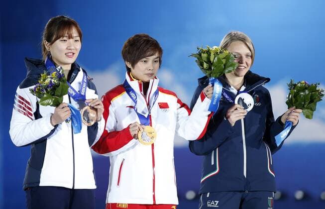 (140213) -- SOCHI, Feb. 13, 2014 (Xinhua) -- Gold medalist China s Li Jianrou (C), silver medalist Italy s Arianna Fontana (R) and bronze medalist South Korea s Park Seung-hi pose during the awarding ceremony for the ladies 500m event of Short Track at the 2014 Winter Olympic Games in Sochi, Russia, Feb. 13, 2014. Li Jianrou won the gold medal with a time of 45.263 seconds, Arianna Fontana won the silver medal with a time of 51.250 seconds and Park Seung-hi won the bronze medal with a time of 54.207 seconds. (Xinhua Wang Lili) (SP)OLY-RUSSIA-SOCHI-SHORT TRACK-LADIES 500M 