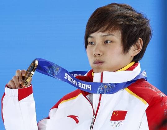 (140213) -- SOCHI, Feb. 13, 2014 (Xinhua) -- Gold medalist China s Li Jianrou poses during the awarding ceremony for the ladies 500m event of Short Track at the 2014 Winter Olympic Games in Sochi, Russia, Feb. 13, 2014. Li Jianrou won the gold medal with a time of 45.263 seconds. (Xinhua Wang Lili) (SP)OLY-RUSSIA-SOCHI-SHORT TRACK-LADIES 500M 