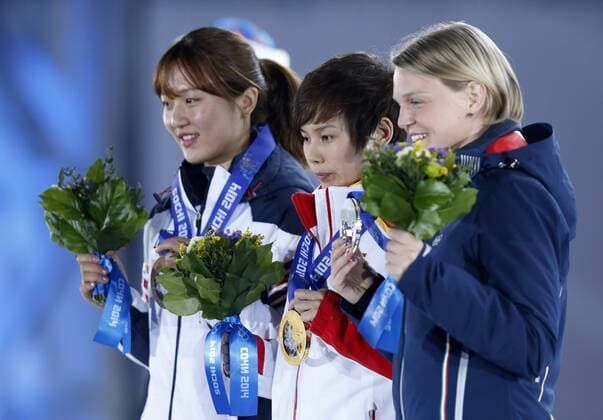 (140213) -- SOCHI, Feb. 13, 2014 (Xinhua) -- Gold medalist China s Li Jianrou (C), silver medalist Italy s Arianna Fontana (R) and bronze medalist South Korea s Park Seung-hi pose during the awarding ceremony for the women s 500m event of Short Track at the 2014 Winter Olympic Games in Sochi, Russia, Feb. 13, 2014. Li Jianrou won the gold medal with a time of 45.263 seconds, Arianna Fontana won the silver medal with a time of 51.250 seconds and Park Seung-hi won the bronze medal with a time of 54.207 seconds. (Xinhua Wang Lili) (SP)OLY-RUSSIA-SOCHI-SHORT TRACK-LADIES 500M 