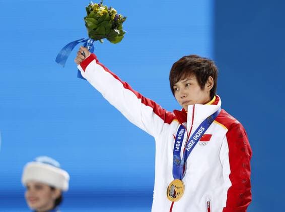 (140213) -- SOCHI, Feb. 13, 2014 (Xinhua) -- Gold medalist China s Li Jianrou poses during the awarding ceremony for the ladies 500m event of Short Track at the 2014 Winter Olympic Games in Sochi, Russia, Feb. 13, 2014. Li Jianrou won the gold medal with a time of 45.263 seconds. (Xinhua Wang Lili) (SP)OLY-RUSSIA-SOCHI-SHORT TRACK-LADIES 500M 