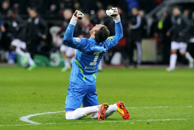 Fussball-Bundesliga, Deutschland, Herren, DFB-Pokal Viertelfinale, Saison 2013 2014, , BayArena Leverkusen: Bayer Leverkusen (schwarz) - 1. FC Kaiserslautern (weiss) 0:1 n.V.; Schlussjubel Tobias Sippel (FCK). Jubel, Freude, Aktion, Einzelbild.