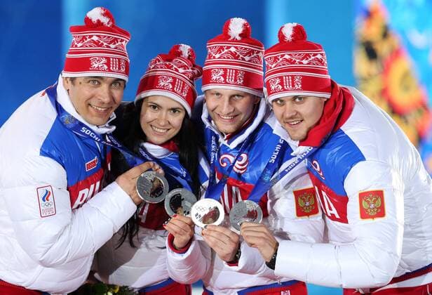 OLYMPIA - Olympische Spiele 2014 SOTSCHI,RUSSLAND,14.FEB.14 - DIVERS, OLYMPIA, RODELN - Olympische Winterspiele Sotschi 2014, Siegerehrung, Medaillenvergabe am Medal Plaza, Team Staffel. Bild zeigt Tatyana Ivanova, Albert Demchenko, Alexander Denisyev, Vladislav Antonov (RUS). Keywords: Medaille.