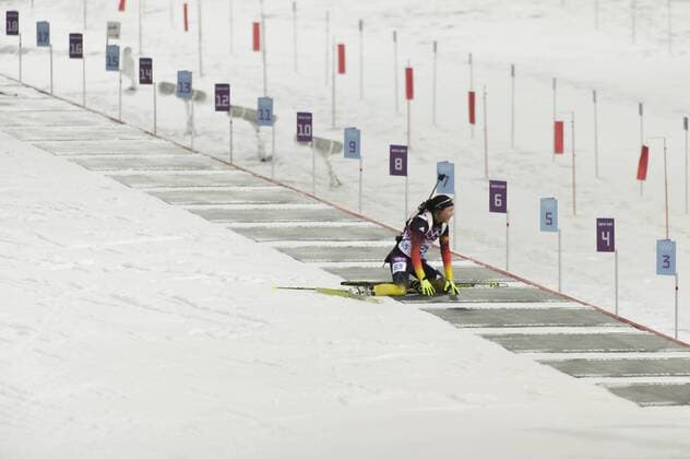 Laura Dahlmeier kniet am Schiesstand Biathlon Frauen 15KM Individual im Laura Cross Country Ski and Biathlon Center XXII. Olympische Winterspiele Sochi, Russland am 14.02.2014