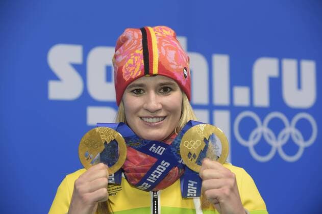 Natalie GEISENBERGER, GER, 1. Platz, Goldmedaillengewinnerin, Gold, Goldmedaille, Olympiasiegerin,, praesentiert ihre beiden Goldmedaillen, Jubel, jubelt, Freude, Begeisterung, Emotion, jubeln, cheers, Rodel, Luge, Team-Wettbewerb, Team Relay, Staffel, Siegerehrung, Medal Ceremony, Medal Plaza, 14.02.2014, XXII. Olympische Winterspiele 2014, vom 07.02. - 23.02.2014 in Sotschi Russland.