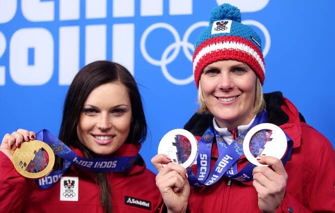OLYMPIA - Olympische Spiele 2014 SOTSCHI,RUSSLAND,15.FEB.14 - DIVERS, OLYMPIA, SKI ALPIN - Olympische Winterspiele Sotschi 2014, Super G der Damen, Siegerehrung, Medaillenvergabe am Medal Plaza. Bild zeigt Anna Fenninger und Nicole Hosp (AUT). Keywords: Medaillie. 
