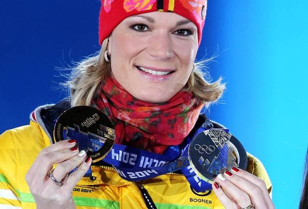 OLYMPIA - Olympische Spiele 2014 SOTSCHI,RUSSLAND,15.FEB.14 - DIVERS, OLYMPIA, SKI ALPIN - Olympische Winterspiele Sotschi 2014, Super G der Damen, Siegerehrung, Medaillenvergabe am Medal Plaza. Bild zeigt Maria Höfl Riesch (GER). Keywords: Medaillie. 