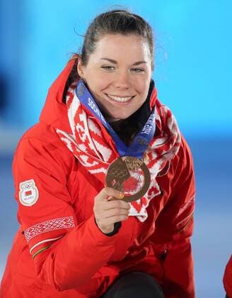 OLYMPIA - Olympische Spiele 2014 SOTSCHI,RUSSLAND,15.FEB.14 - DIVERS, OLYMPIA, BIATHLON - Olympische Winterspiele Sotschi 2014, 15km Einzel der Damen, Siegerehrung, Medaillenvergabe am Medal Plaza. Bild zeigt Nadezhda Sardino (BLR). Keywords: Medaillie. 