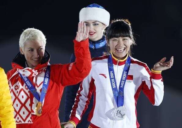 (140215) -- SOCHI, Feb. 15, 2014 (Xinhua) -- Silver medalist Xu Mengtao (R) of China poses during the awarding ceremony for the ladies aerials final of freestyle skiing at the 2014 Sochi Winter Olympic Games in Sochi, Russia, Feb. 15, 2014. (Xinhua Wang Lili) (SP)OLY-RUSSIA-SOCHI-FREESTYLE SKIING-LADIES AERIALS FINAL 