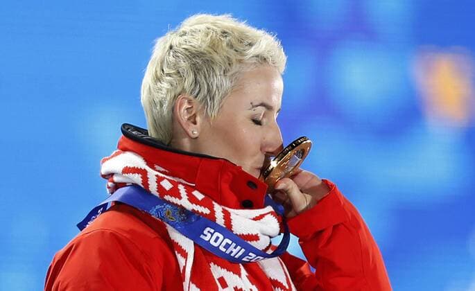 (140215) -- SOCHI, Feb. 15, 2014 (Xinhua) -- Alla Tsuper of Belarus poses during the awarding ceremony for the ladies aerials final of freestyle skiing at the 2014 Sochi Winter Olympic Games in Sochi, Russia, Feb. 15, 2014. Alla Tsuper won the gold medal with 98.01 points. (Xinhua Wang Lili) (SP)OLY-RUSSIA-SOCHI-FREESTYLE SKIING-LADIES AERIALS FINAL 