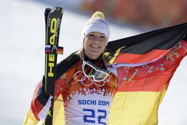 Maria HOEFL-RIESCH, (Höfl-Riesch), GER, 2. Platz, Silber, Silbermedaille, Silbermedaillengewinnerin, mit der deutschen Flagge, Fahne, Jubel, jubelt, Freude, Begeisterung, Emotion, jubeln, cheers, Flower Ceremony Ski Alpin, Super G der Frauen, Women s Super-G, am 15.02.2014. XXII. Olympische Winterspiele 2014, vom 07.02. - 23.02.2014 in Sotschi Russland.