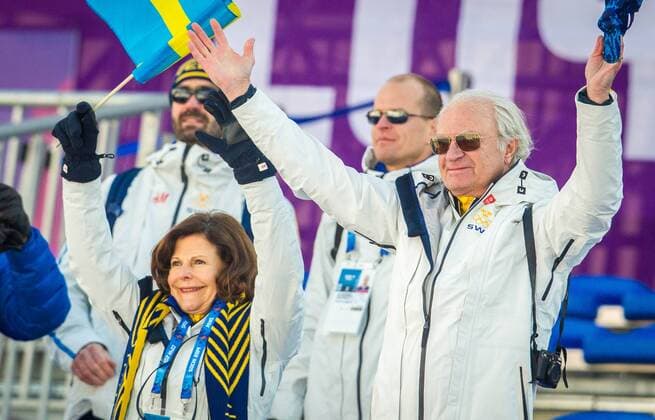 Sotschi , Langlaufzentrum Laura , Skilanglauf Staffel Männer 4x10km im Bild: Silvia Renate, Königin von Schweden und Carl XVI. Gustaf, König von Schweden