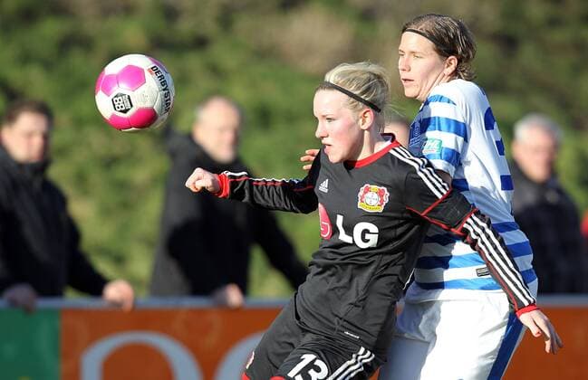 Fussball, 1. Frauen-Bundesliga, MSV Duisburg - Bayer 04 Leverkusen, v.li.: Marith Prießen (Bayer 04 Leverkusen), Barbara Müller (MSV Duisburg), im Zweikampf, Duell, duel, tackle, Aktion, Action xmrx