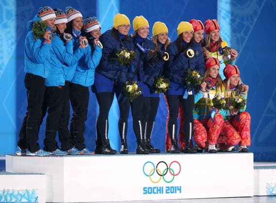 OLYMPIA - Olympische Spiele 2014 SOTSCHI,RUSSLAND,16.FEB.14 - DIVERS, OLYMPIA, SKI NORDISCH, LANGLAUF - Olympische Winterspiele Sotschi 2014, 4x5km Staffel der Damen, Siegerehrung, Medaillenvergabe am Medal Plaza. Bild zeigt Anne Kylloenen, Aino-Kaisa Saarinen, Kerttu Niskanen und Krista Lahteenmaki (FIN), Ida Ingemarsdotter, Emma Wiken, Anna Haag und Charlotte Kalla (SWE) und Nicole Fessel, Stefanie Boehler, Claudia Nystad und Denise Herrmann (GER). Keywords: Medaille.