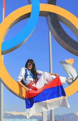 ITAR-TASS: SOCHI, RUSSIA. FEBRUARY 12, 2014. A Russian fan poses for a photo with the Olympic Rings during the Sochi 2014 Winter Olympics.  Aufmacher 1704