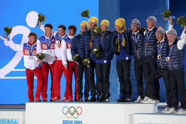 OLYMPIA - Olympische Spiele 2014 SOTSCHI,RUSSLAND,17.FEB.14 - DIVERS, OLYMPIA, SKI NORDISCH, LANGLAUF - Olympische Winterspiele Sotschi 2014, 4x10km Staffel der Herren, Siegerehrung, Medaillenvergabe am Medal Plaza. Bild zeigt den Jubel von Dmitriy Japarov, Alexander Bessmertnykh, Alexander Legkov, Maxim Vylegzhanin (RUS), Lars Nelson, Daniel Richardsson, Johan Olsson, Marcus Hellner (SWE), Jean Marc Gaillard, Maurice Manificat, Robin Duvillard und Ivan Perrillat Boiteux (FRA). Keyword: Medaille
