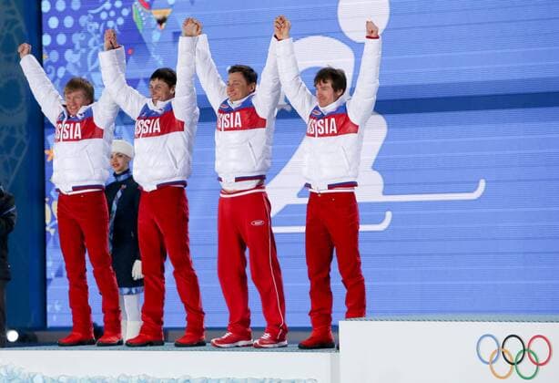 OLYMPIA - Olympische Spiele 2014 SOTSCHI,RUSSLAND,17.FEB.14 - DIVERS, OLYMPIA, SKI NORDISCH, LANGLAUF - Olympische Winterspiele Sotschi 2014, 4x10km Staffel der Herren, Siegerehrung, Medaillenvergabe am Medal Plaza. Bild zeigt den Jubel von Dmitriy Japarov, Alexander Bessmertnykh, Alexander Legkov und Maxim Vylegzhanin (RUS).