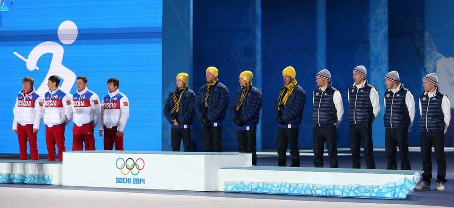 OLYMPIA - Olympische Spiele 2014 SOTSCHI,RUSSLAND,17.FEB.14 - DIVERS, OLYMPIA, SKI NORDISCH, LANGLAUF - Olympische Winterspiele Sotschi 2014, 4x10km Staffel der Herren, Siegerehrung, Medaillenvergabe am Medal Plaza. Bild zeigt Dmitriy Japarov, Alexander Bessmertnykh, Alexander Legkov, Maxim Vylegzhanin (RUS), Lars Nelson, Daniel Richardsson, Johan Olsson, Marcus Hellner (SWE), Jean Marc Gaillard, Maurice Manificat, Robin Duvillard und Ivan Perrillat Boiteux (FRA).