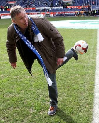 15.02.2014, Duisburg, Fussball, 3. Liga, MSV Duisburg - RW Erfurt. Michael Tönnies beweist, dass er immer noch gut am Ball ist.
