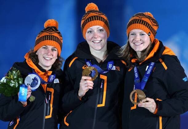 OLYMPIA - Olympische Spiele 2014 SOTSCHI,RUSSLAND,17.FEB.14 - DIVERS, OLYMPIA, EISSCHNELLLAUF - Olympische Winterspiele Sotschi 2014, 1500m der Damen, Siegerehrung, Medaillenvergabe am Medal Plaza. Bild zeigt Ireen Wüst, Jorien ter Mors und Lotte van Beek (NED). Keywords: Medaille. 