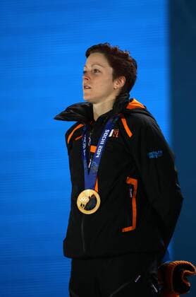 OLYMPIA - Olympische Spiele 2014 SOTSCHI,RUSSLAND,17.FEB.14 - DIVERS, OLYMPIA, EISSCHNELLLAUF - Olympische Winterspiele Sotschi 2014, 1500m der Damen, Siegerehrung, Medaillenvergabe am Medal Plaza. Bild zeigt Jorien ter Mors (NED). Keywords: Medaille. 