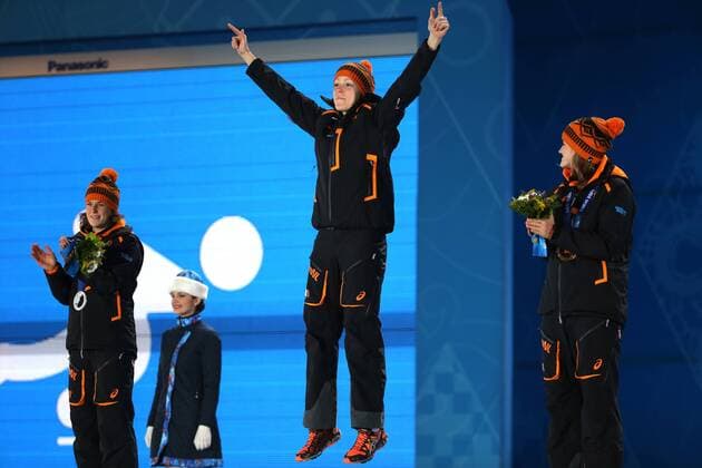 OLYMPIA - Olympische Spiele 2014 SOTSCHI,RUSSLAND,17.FEB.14 - DIVERS, OLYMPIA, EISSCHNELLLAUF - Olympische Winterspiele Sotschi 2014, 1500m der Damen, Siegerehrung, Medaillenvergabe am Medal Plaza. Bild zeigt Ireen Wüst, den Jubel von Jorien ter Mors und Lotte van Beek (NED). 