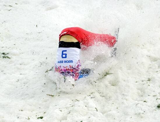 (140217) -- SOCHI, Feb. 17, 2014 (Xinhua) -- China s Jia Zongyang loses his balance and falls over during the men s aerials of Freestyle Skiing at the 2014 Sochi Winter Olympic Games in Sochi, Russia, Feb. 17, 2014. Jia Zongyang won the bronze medal with 95.06 scores. (Xinhua Wang Song) (SP)OLY-RUSSIA-SOCHI-FREESTYLE SKIING-MEN S AERIALS 