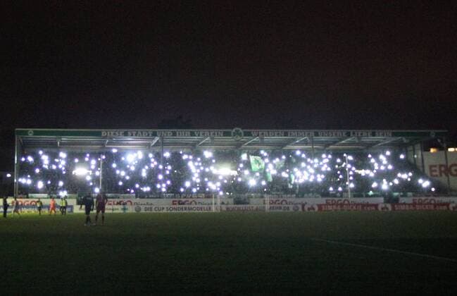 Trolli Arena - Fussball, 2. BL, 2. Bundesliga, Saison 2013 2014, Herren, Deutschland, 14.02.2014 SpVgg Greuther Fürth - Karlsruher SC, v.l. Stromausfall, dunkel, spieler verlassen feld, kein flutlicht,
