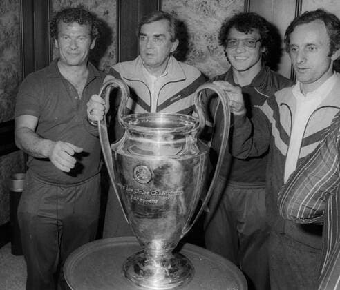Hamburger SV - Sieger des Europa Pokal der Landesmeister 1983 - v.l.: Physiotherapeut Hermann Rieger, Ernst Happel, Felix Magath und Co Trainer Aleksandar Ristic in Athen