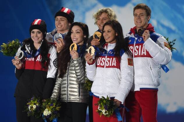 (140218) -- SOCHI, Feb. 18, 2014 (Xinhua) -- Gold medalists Meryl Davis Charlie White (C) of the US, silver medalists Tessa Virtue Scott Moir (L) of Canada and bronze medalists Elena Ilinykh Nikita Katsalapov of Russia pose at the victory ceremony for the ice dance of the Figure Skating at the 2014 Sochi Winter Olympic Games in Sochi, Russia, Feb. 18, 2014. (Xinhua Wang Haofei) (SP)OLY-RUSSIA-SOCHI-FIGURE SKATING-ICE DANCE 