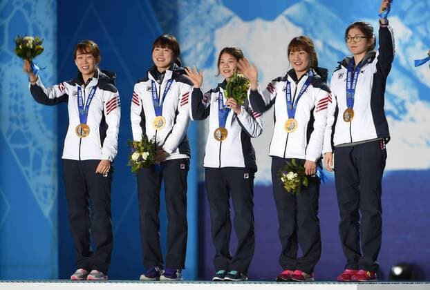 (140218) -- SOCHI, Feb. 18, 2014 (Xinhua) -- Gold medalists of Team South Korea pose at the victory ceremony for the ladies 3000m relay of Short Track at the 2014 Sochi Winter Olympic Games in Sochi, Russia, Feb. 18, 2014. (Xinhua Wang Haofei) (SP)OLY-RUSSIA-SOCHI-SHORT TRACK-LADIES 3000M RELAY 