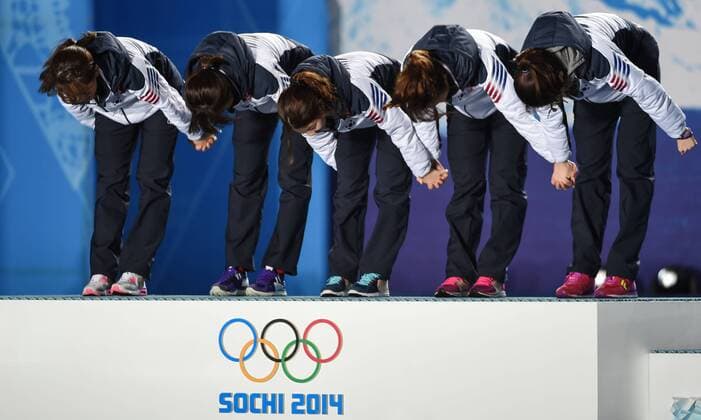 (140218) -- SOCHI, Feb. 18, 2014 (Xinhua) -- Gold medalists of Team South Korea acknowledge the spectators at the victory ceremony for the ladies 3000m relay of Short Track at the 2014 Sochi Winter Olympic Games in Sochi, Russia, Feb. 18, 2014. (Xinhua Wang Haofei) (SP)OLY-RUSSIA-SOCHI-SHORT TRACK-LADIES 3000M RELAY 