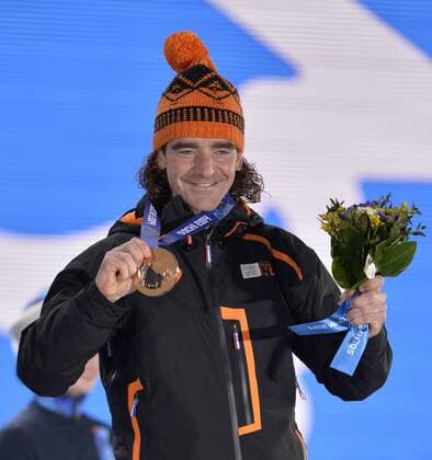 The Netherland s Bob de Jong holds his bronze medal during the victory ceremony for men s speed skating Eisschnelllauf 10000m at the Sochi 2014 Winter Olympics on February 19, 2014 in Sochi, Russia.  OLY20140219153