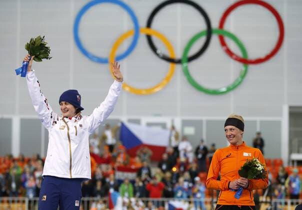 (140219) -- SOCHI, Feb. 19, 2014 (Xinhua) -- Gold medalist Martina Sablikova (L) of the Czech Republic poses with bronze medalist Carien Kleibeuker of the Netherlands the ladies 5000m of speed skating Eisschnelllauf at the 2014 Sochi Winter Olympic Games in Sochi, Russia, Feb. 19, 2014. (Xinhua Wang Lili) (SP)OLY-RUSSIA-SOCHI-speed skating Eisschnelllauf-LADIES 5000M 