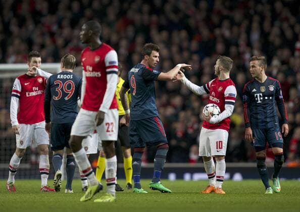 19.02.2014 London, England. Mario Mandzukic of Bayern Munich and Jack Wilshere of Arsenal have a disagreement during the Champions League game between Arsenal and Bayern Munich from the Emirates Stadium. xNigelxCookex  ActionPlus11500265