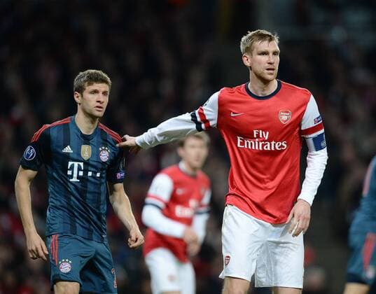 FUSSBALL CHAMPIONS LEAGUE ACHTELFINALE HINSPIEL SAISON 2013 2014 Arsenal London - FC Bayern München 19.02.2014 Thomas Mueller (li, FC Bayern München) gegen Per Mertesacker (Arsenal) 