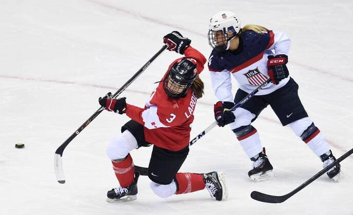 (140220) -- SOCHI, Feb. 20, 2014 (Xinhua) -- Canada s Jocelyne Larocque (L) competes with Brianna Decker of the US during the women s gold medal competition of Ice Hocky at the 2014 Sochi Winter Olympic Games in Sochi, Russia, Feb. 20, 2014.(Xinhua Wang Yuguo) (SP)OLY-RUSSIA-SOCHI-ICE HOCKY-WOMEN S GOLD MEDAL-CAN VS USA 